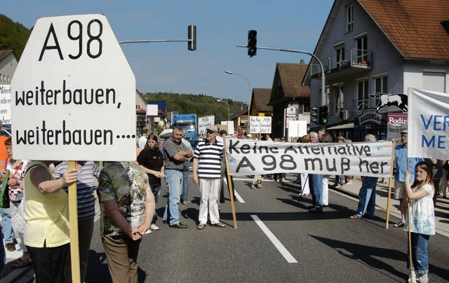 Mit Plakaten ausgerstet stellten sich...f die B 34 und hielten den Verkehr an.  | Foto: Peter Gerigk