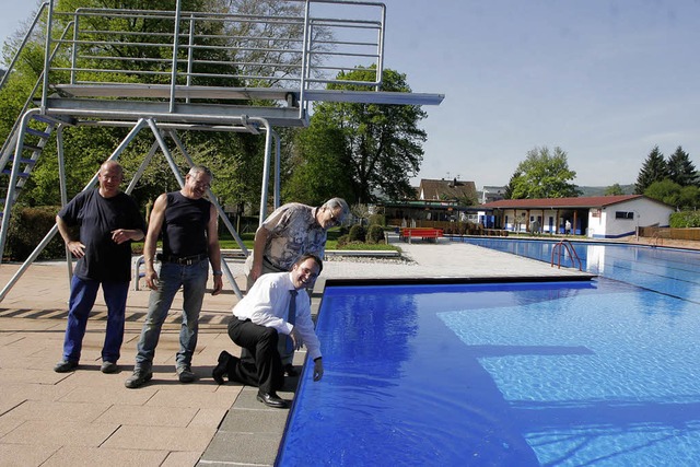 Noch zu kalt ist das Wasser, am 9. Mai...eiter Manfred Uhl und Thomas Schfer.   | Foto: heidi fssel