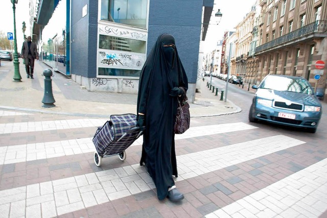 Seltenes Bild in Belgien: Eine Frau l...ein Burka-Verbot auf den Weg gebracht.  | Foto: dpa