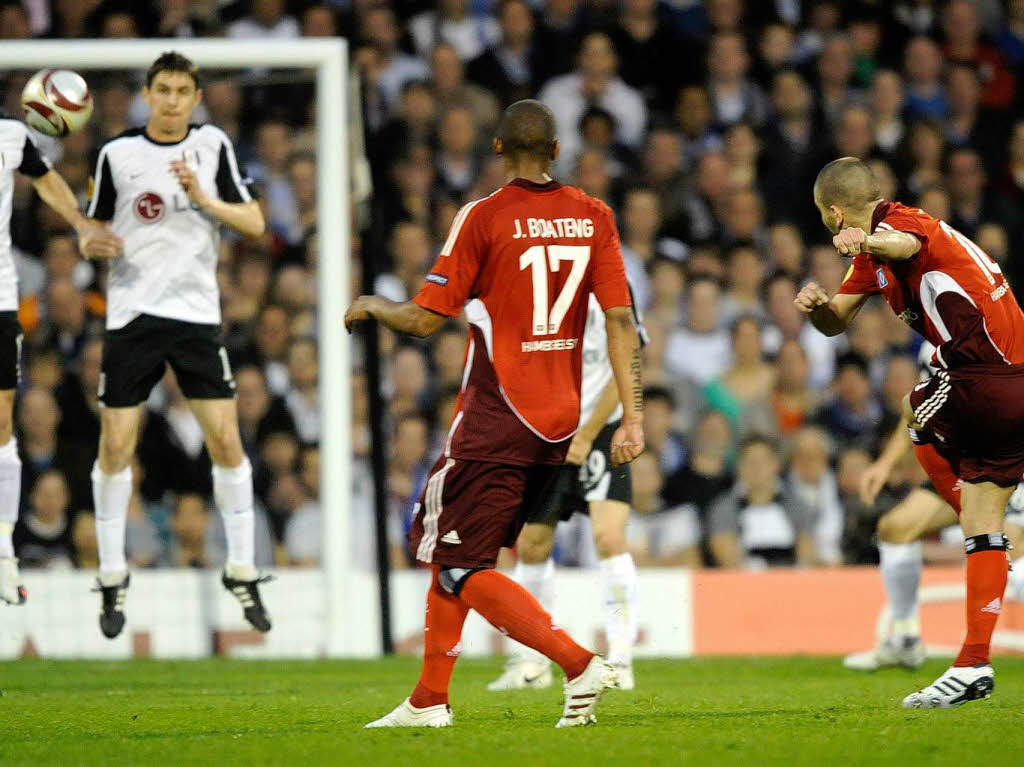 Halbfinale Nummer 1: Mladen Petric (rechts) nimmt Ma und trifft zum 1:0 fr Hamburg gegen den FC Fulham.