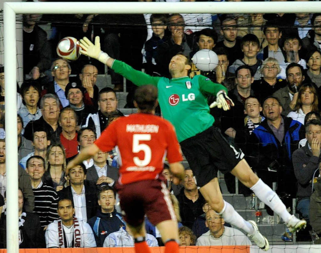 Petrics Schuss schlgt im Tor von Marc Schwarzer ein.