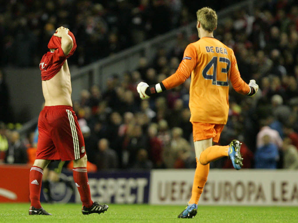 Das Ende: Athletico Madrids junger Torwart David de Gea (rechts) freut sich, Liverpools Dirk Kuyt (links) trauert.