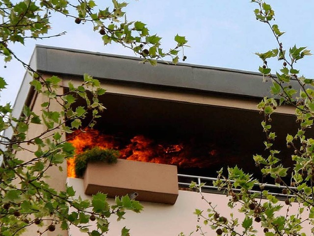 Lichterloh in Flammen stand der Balkon...ck eines Wohnhauses in der Drerstrae  | Foto: Katja Mielcarek