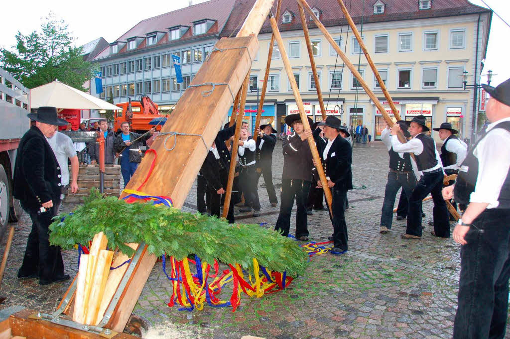 Der Maibaum der  Kreishandwerkerschaft hebt sich langsam...