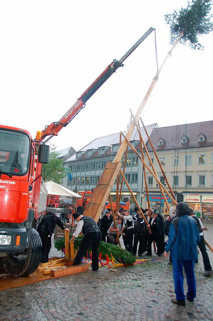 Mensch und Maschine wirken zusammen – aus Sicherheitsgrnden, damit der feuchte Baum nicht abrutscht.