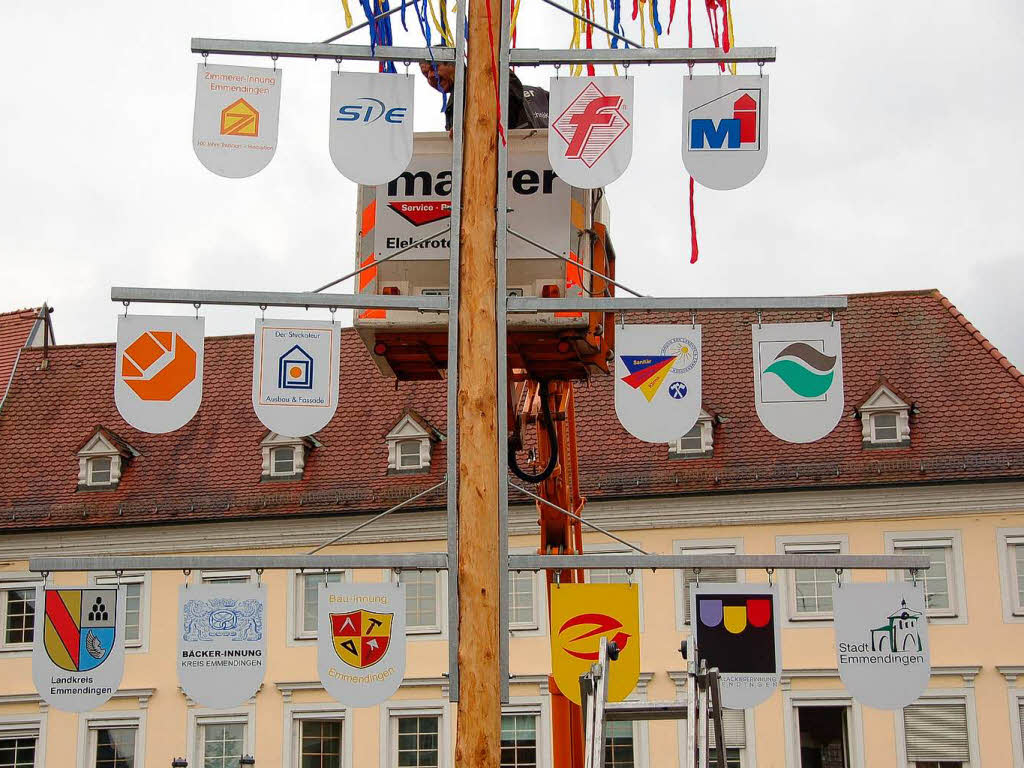 Symbolkrftige Pracht: Alle elf Innungen im Kreis am Maibaum, dazu Stadt und Landkreis