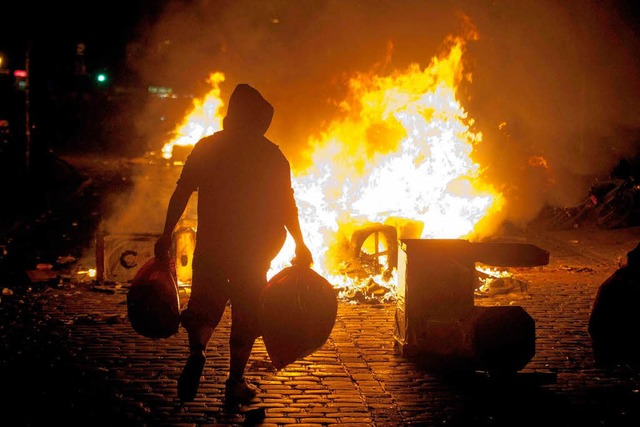 Barrikaden brennen in der Nacht zum 1. Mai  im Schanzenviertel in Hamburg.  | Foto: dpa