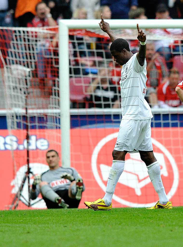 Freiburgs Mohamadou Idrissou (Kamerun) jubelt ber seinen Treffer zum 1:2.
