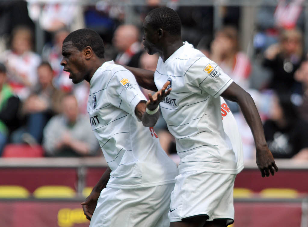 Die Freiburger Mohamadou Idrissou (l) und Papiss Demba Cisse bejubeln den Treffer zum 1:1 durch Idrissou.