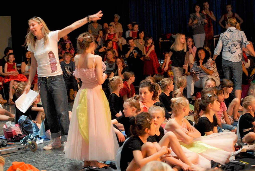 Letzte Anweisungen bei der Generalprobe, die Leiterin der Ballettschule "dance Generation", Kathrin Wimmer-Keil in ihrem Element