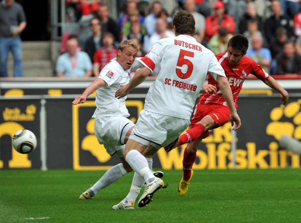 Der Klner Zoran Tosic (r) vollstreckt zum 1:0 gegen den Freiburger Felix Bastians.