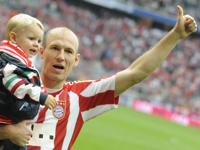 Bayerns Arjen Robben hlt nach dem Spi...3:1. Bayern Mnchen ist damit Meister.  | Foto: ddp