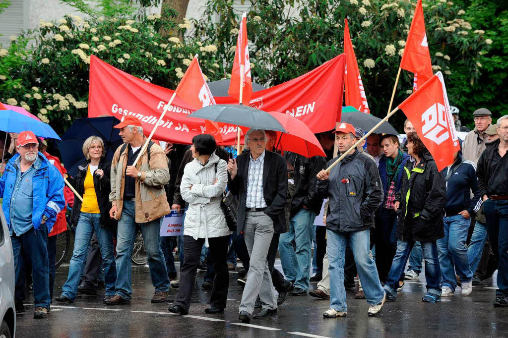 Im Zeichen der Arbeitnehmer und des Regens: Die 1. Mai-Demo in Freiburg.
