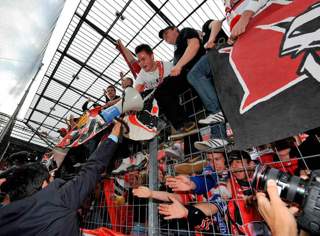 Grenzenloser Jubel: Der SC Freiburg hat einen Spieltag vor Schuss den Klassenerhalt in der Bundesliga in der Tasche.