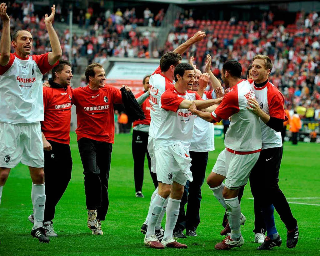 Grenzenloser Jubel: Der SC Freiburg hat einen Spieltag vor Schuss den Klassenerhalt in der Bundesliga in der Tasche.