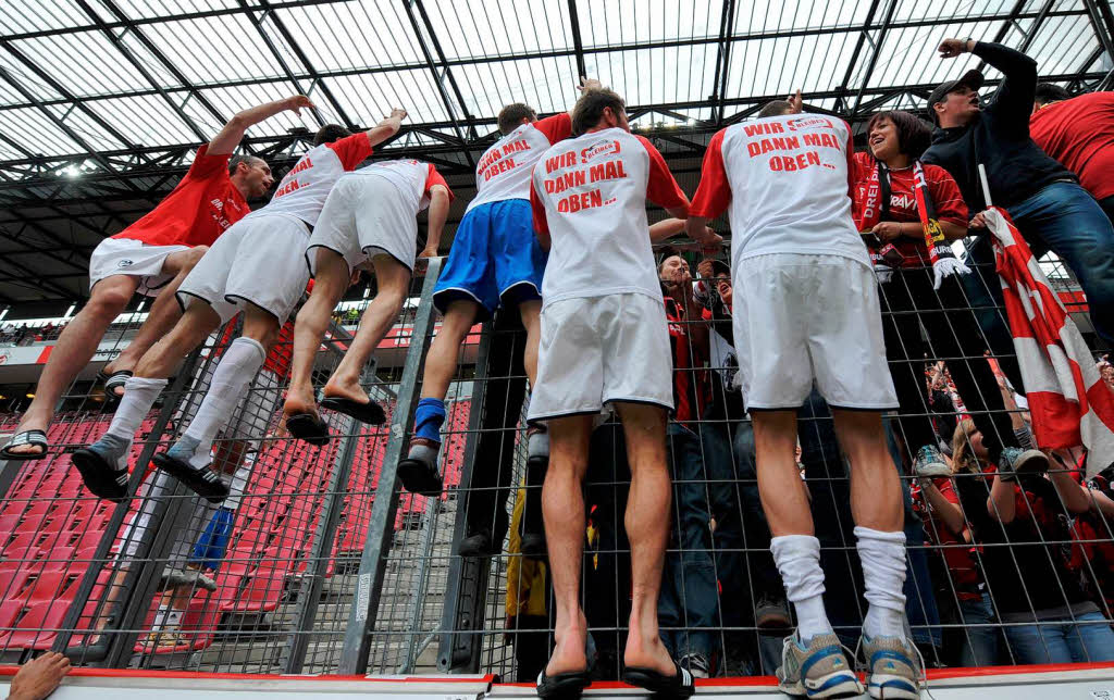 Grenzenloser Jubel: Der SC Freiburg hat einen Spieltag vor Schuss den Klassenerhalt in der Bundesliga in der Tasche.