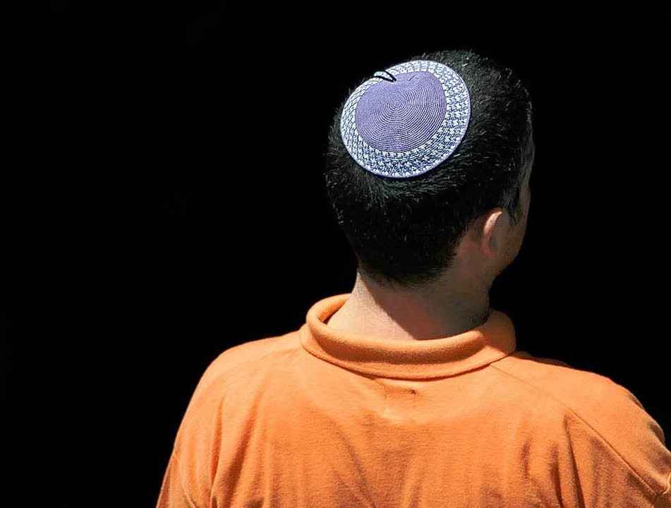 �berfallen, weil er eine Kippa trug un... Mann j�dischen Glaubens (Symbolbild).  | Foto: fotolia.com/paul prescott 