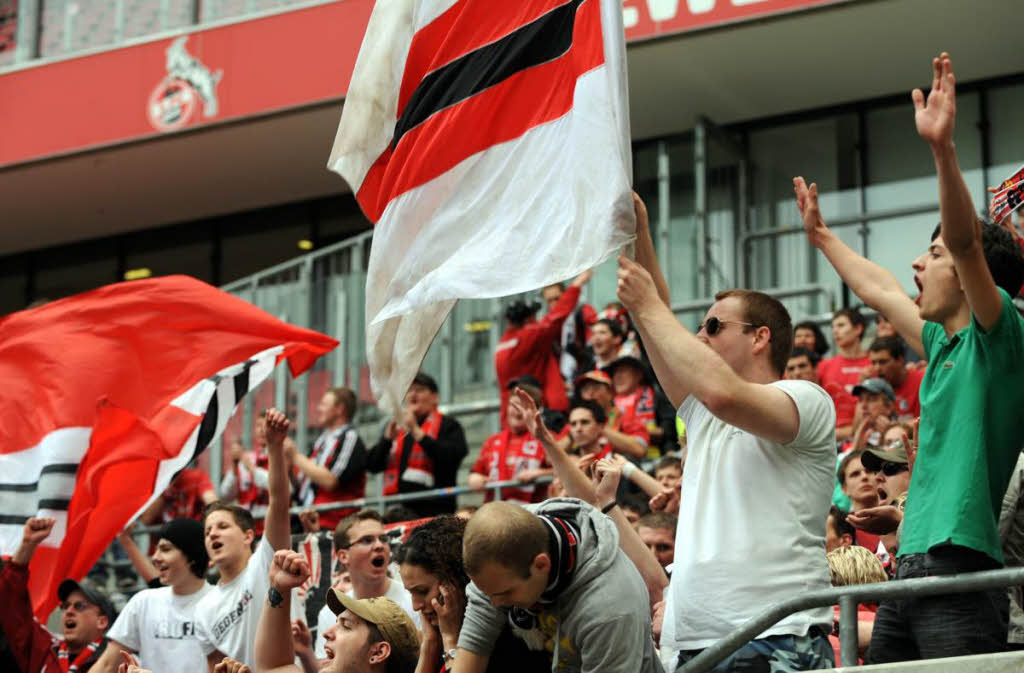 Grenzenloser Jubel: Der SC Freiburg hat einen Spieltag vor Schuss den Klassenerhalt in der Bundesliga in der Tasche.