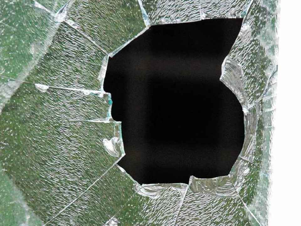 Drei Scheiben gingen beider n�chtlichen Attacke zu Bruch.   | Foto: Staub