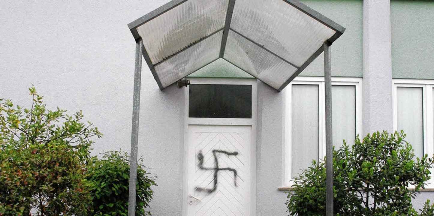 Ein Hakenkreuz spr�hten Unbekannte auf...zum Gebetsraum der Alperenler Moschee.  | Foto: Ralf Staub