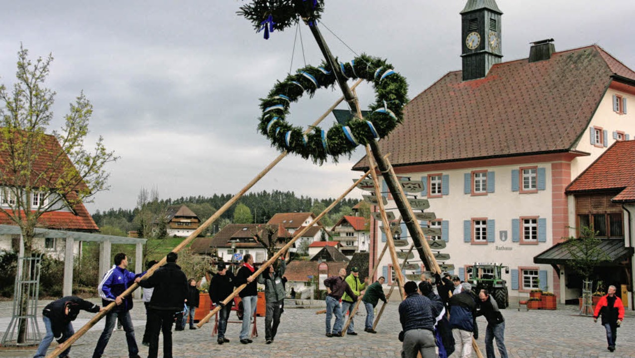 Am Stamm des Maibaumes in Grafenhausen...rschiedenen Handwerkszünfte montiert.   | Foto: Chris Seifried