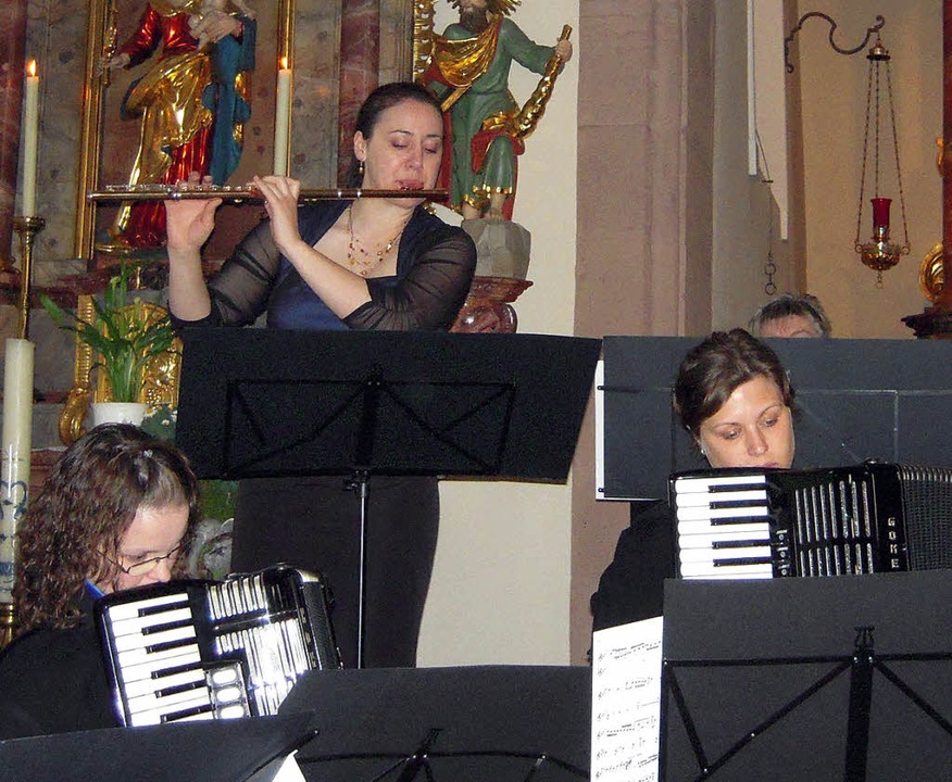 Die Flötistin Claire Garde und der Akk...beim  Benefizkonzert in Niederwinden.   | Foto: Karin Heinze