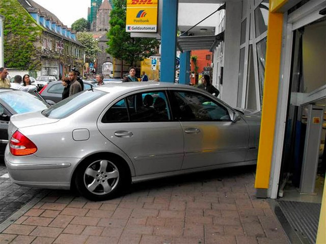 Mit ihrem Pkw krachte  eine Autofahrer...e Scheibe der Breisacher  Postfiliale.  | Foto: Polizei
