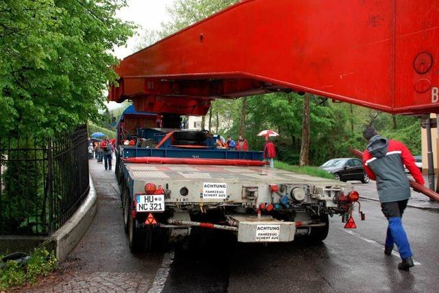 Fotos: Ein Schwertransport arbeitet sich durch Wehr