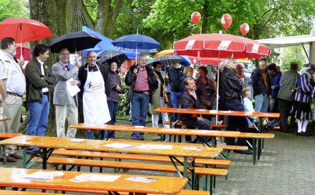 Verregnete Kundgebung: Die Zuhrer der...mussten sich unter Schirmen aufhalten.  | Foto: Weiss