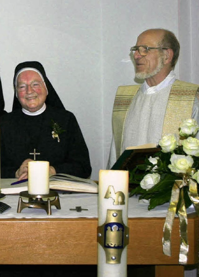 Schwester Jadwiga  Winterhalder und Pfarrer Eisele   | Foto: Sabine Model