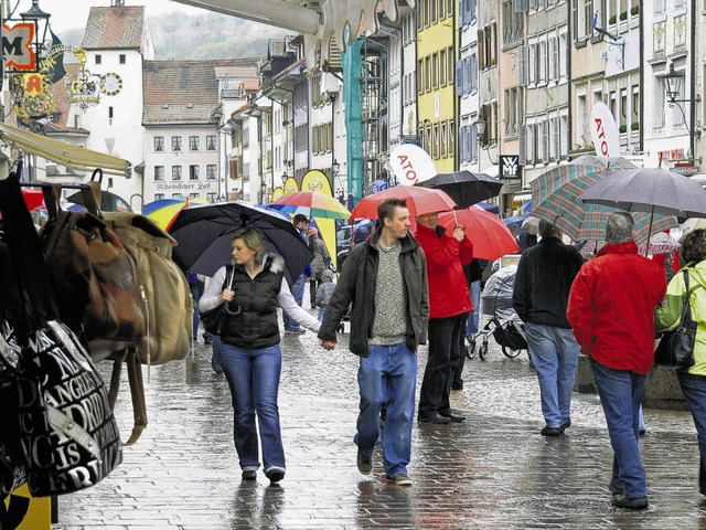 Wie der warme Mairegen ergoss sich am ...Besucherstrom durch die Kaiserstrae.   | Foto: Herbst