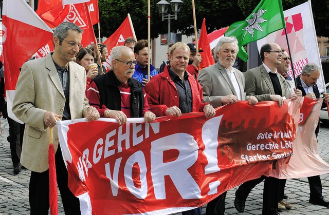 Der 1.-Mai-Demonstrationszug, angefhr...tigter der IG Metall Offenburg (links)  | Foto: rob