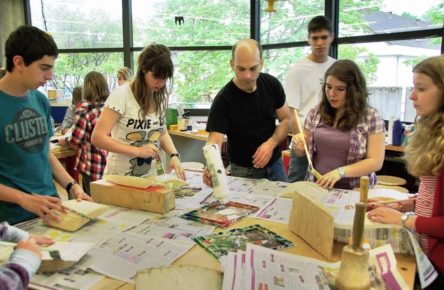 Aus Holzscheiten wird Kunst: Spanische...ler beim gemeinsamen  Werkunterricht   | Foto: Steinhart