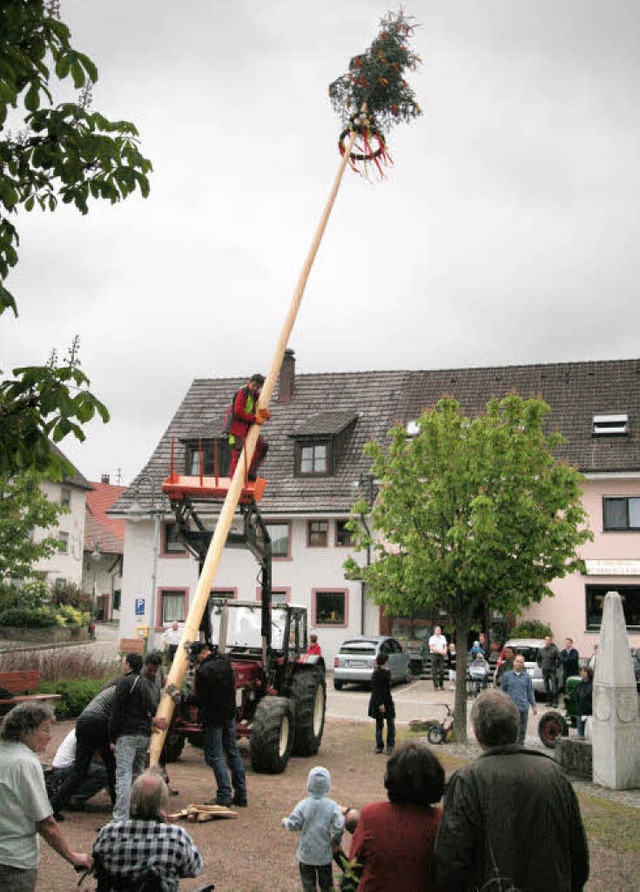 Victor Biasutti und Helfer, sowie Andr...uf dem Dorfplatz auf dem Rhrberg auf.  | Foto: Silvia eismann