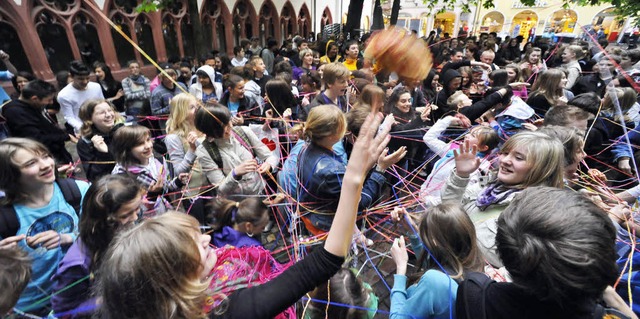 Mit einem Wollknuel-Flashmob auf dem Rathausplatz begann der Jugendgipfel.  | Foto: Michael Bamberger