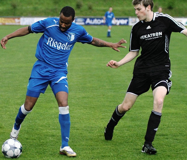 Samer Khalil (links) im Duell mit Andreas Erler.   | Foto: Claus Zimmermann