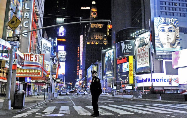 Leer wie selten: Der Times Square nach der Rumung in  der Nacht zum Sonntag.   | Foto: dpa