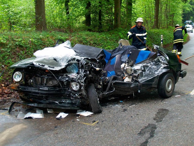 Nur Schrott war dieses Auto nach dem Unfall K5136 zwischen Landeck und Freiamt  | Foto: Aribert Rssel