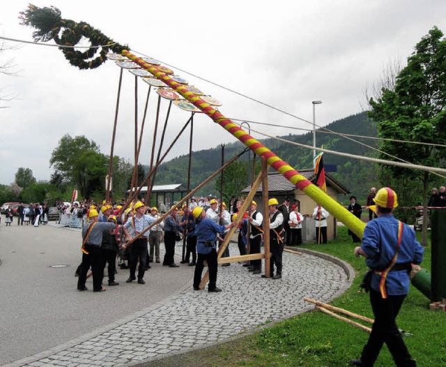 Maibaumaufstellung in Bleibach  | Foto: Gnter Bank