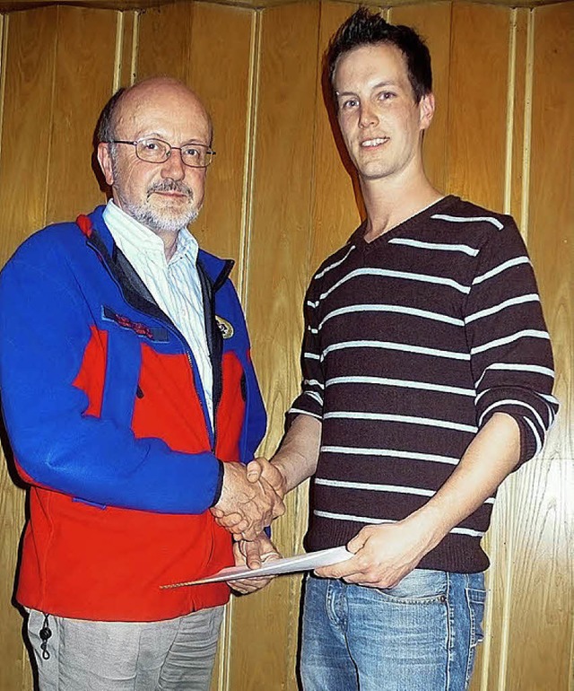 Adrian Elfgang (rechts) wurde vom Land... der Bergwacht, Frank Khnel, geehrt.   | Foto: K. Heiss