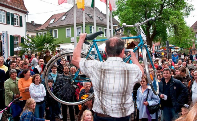 lteres Fahrrad sucht neues Zuhause &#...eigerer  Richard Berblinger in Aktion.  | Foto: Hagen Schnherr