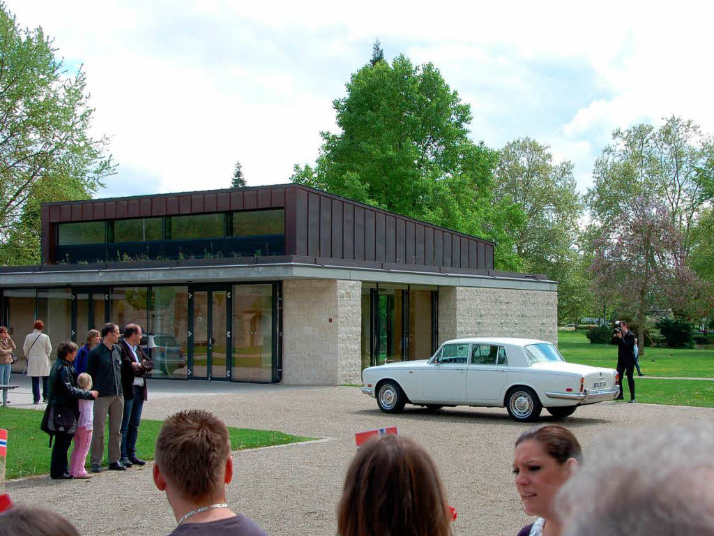 Der weie Rolls Royce mit der Prinzessin fhrt vor.