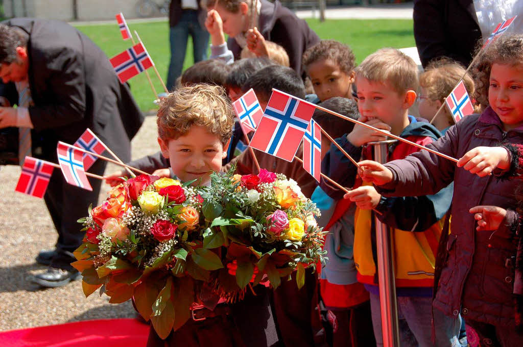 Der kleine Rosenkavalier und die Kinder der  benachbarten Kindertagessttte warten aufgeregt auf dem roten Teppich.
