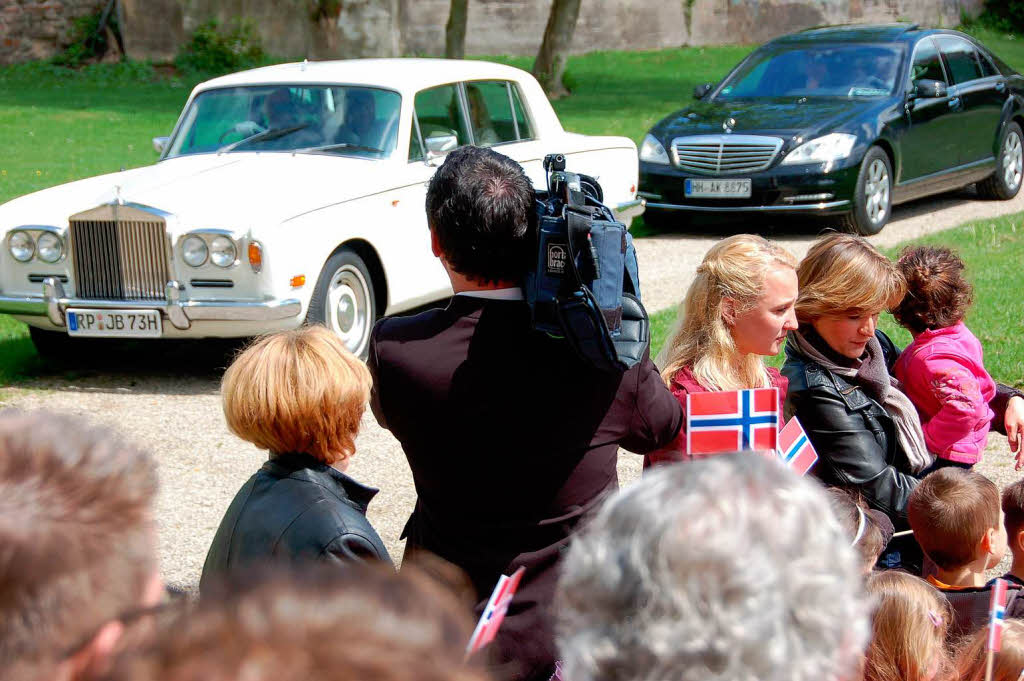 Prinzessin Mrtha Louise fhrt vor dem Billett’schen Schlsschen vor.