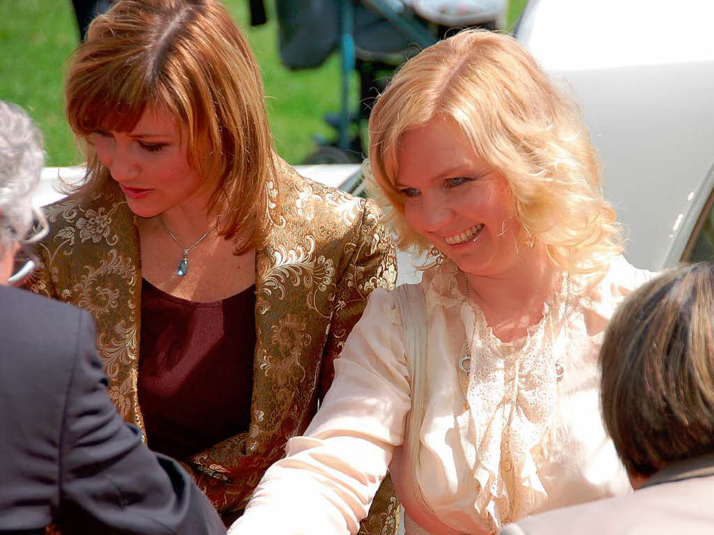 Handshakes: Mrthe Louise von Norwegen (links) und Co-Autorin Elisabeth Samnoy.
