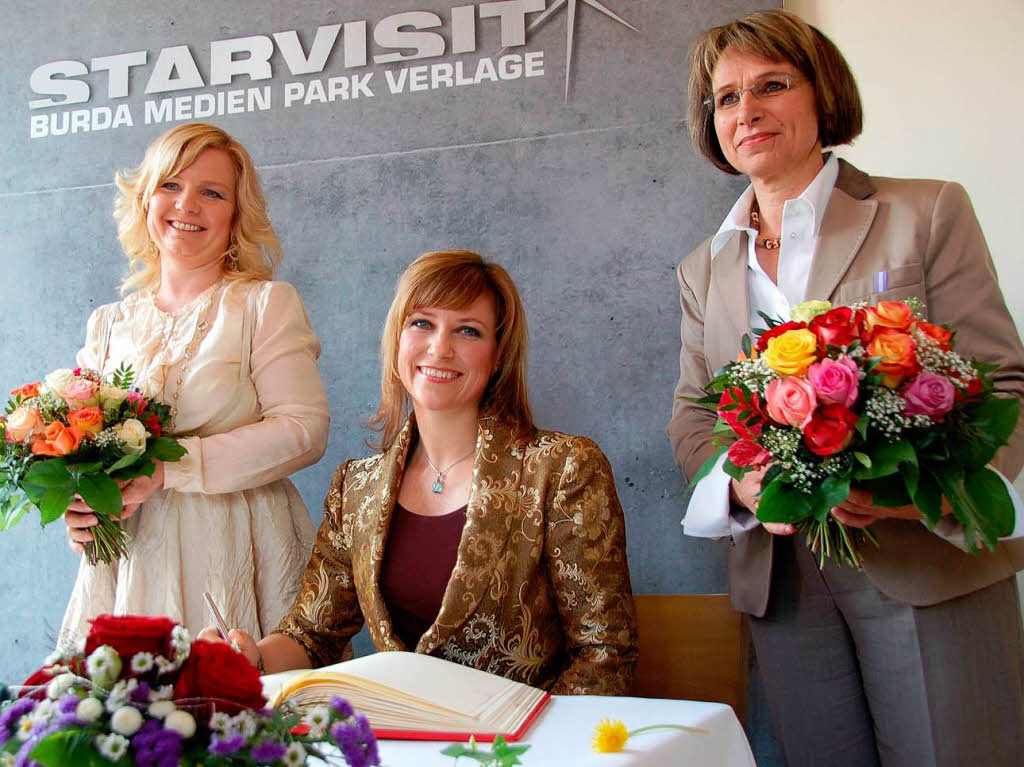 Eintrag ins goldene Buch der Stadt Offenburg. OB Edith Schreiner (rechts) hält so lange die Blumen. Eintrag ins goldene Buch der Stadt Offenburg. OB Edith Schreiner (rechts) hält so lange die Blumen.
