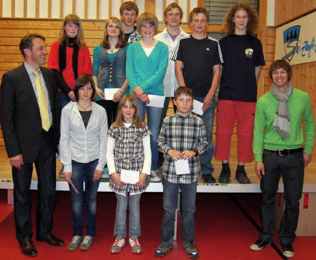 Skizunft und Gemeinde Breitnau ehrten ...SZ-Vorsitzenden Tobias Bach (rechts).   | Foto: Dieter Maurer