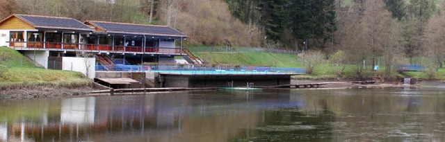 Deutlich abgesenkt ist  derzeit der Wa... des Schwimmbeckens zu gewhrleisten.   | Foto: Liane Schilling