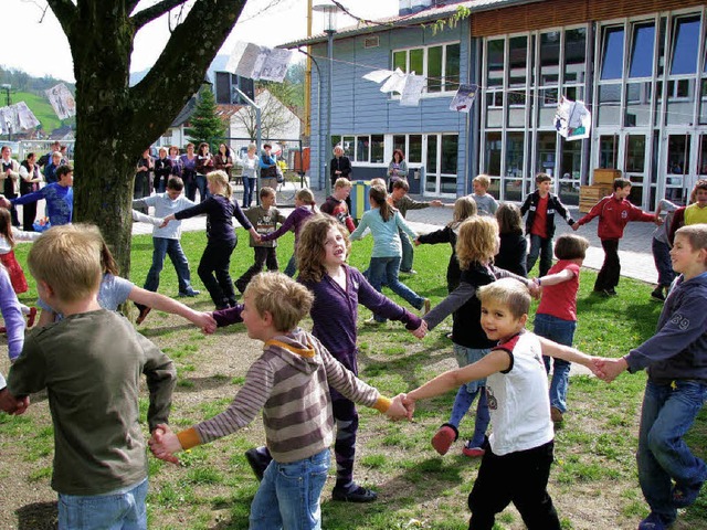 Die Schler tanzten zum Abchluss des B...rojektes unter der Linde im Schulhof.   | Foto: Monika Rombach