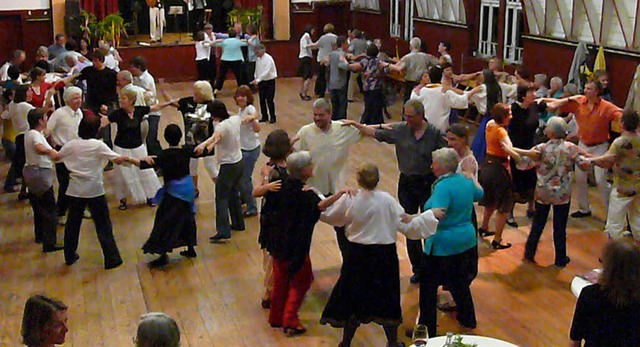 Schnell finden sich neue  Gruppen beim Tanz in den Mai im Lwen-Saal zusammen.   | Foto: Frank Leonhardt